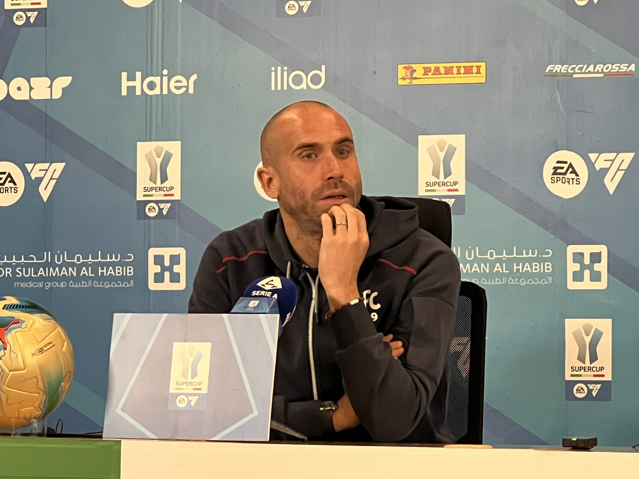 لورينزو دي سيلفيستري لاعب فريق بولونيا في المؤتمر الصحافي: -فريقنا لديه طموح وهو مطمئن تماماً من هذه الناحية، ومن يعرفنا جيداً يعرف ماذا قدمنا خلال المرحلة الماضية، ويجب أن نكون هادئين قبل لعب المواجهة، وكل اللاعبين سيقدمون ما يستطيعون في المباراة. #بولونيا_إنتر_ميلان 