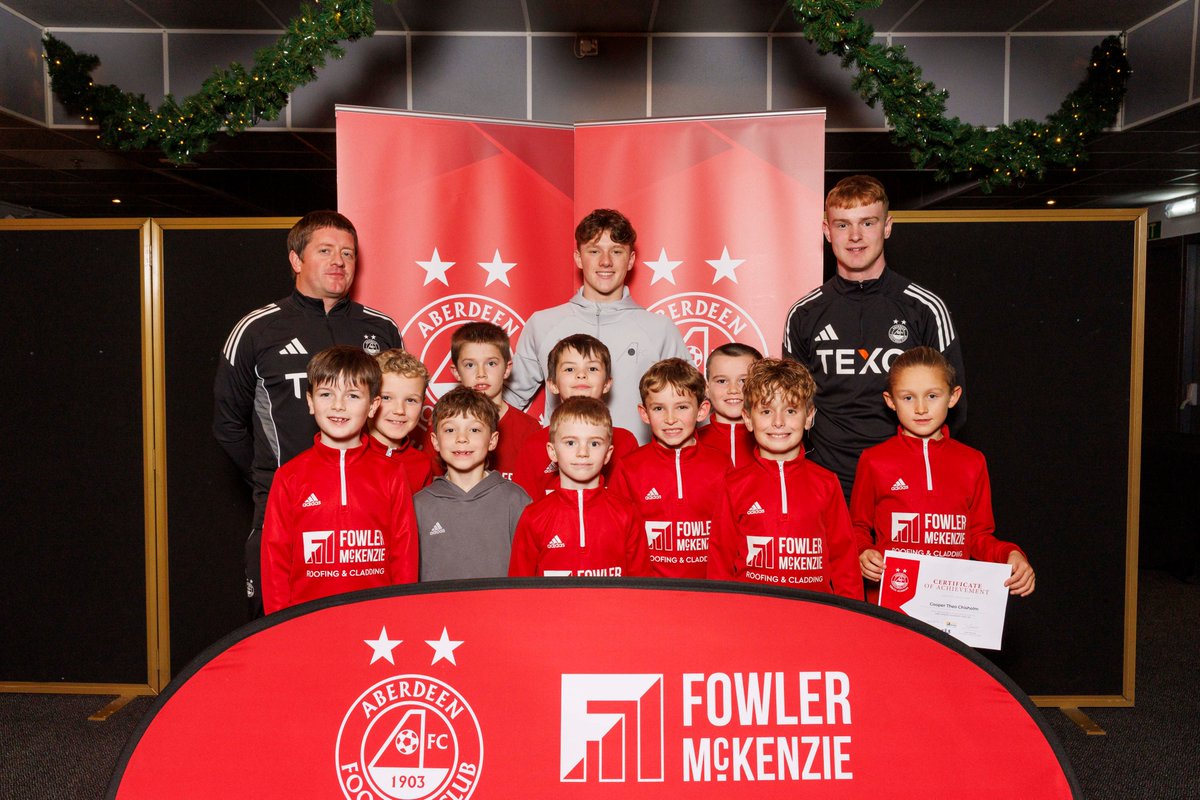 AberdeenFCYouth's tweet image. We held our Pre-Academy Graduation night last week at Pittodrie where Dylan Lobban was there to hand over the boys Graduation certificates. 
Well Done boys! 
Big thanks to our Pre-Academy sponsor @FowlerMcKenzie for supporting the programme.