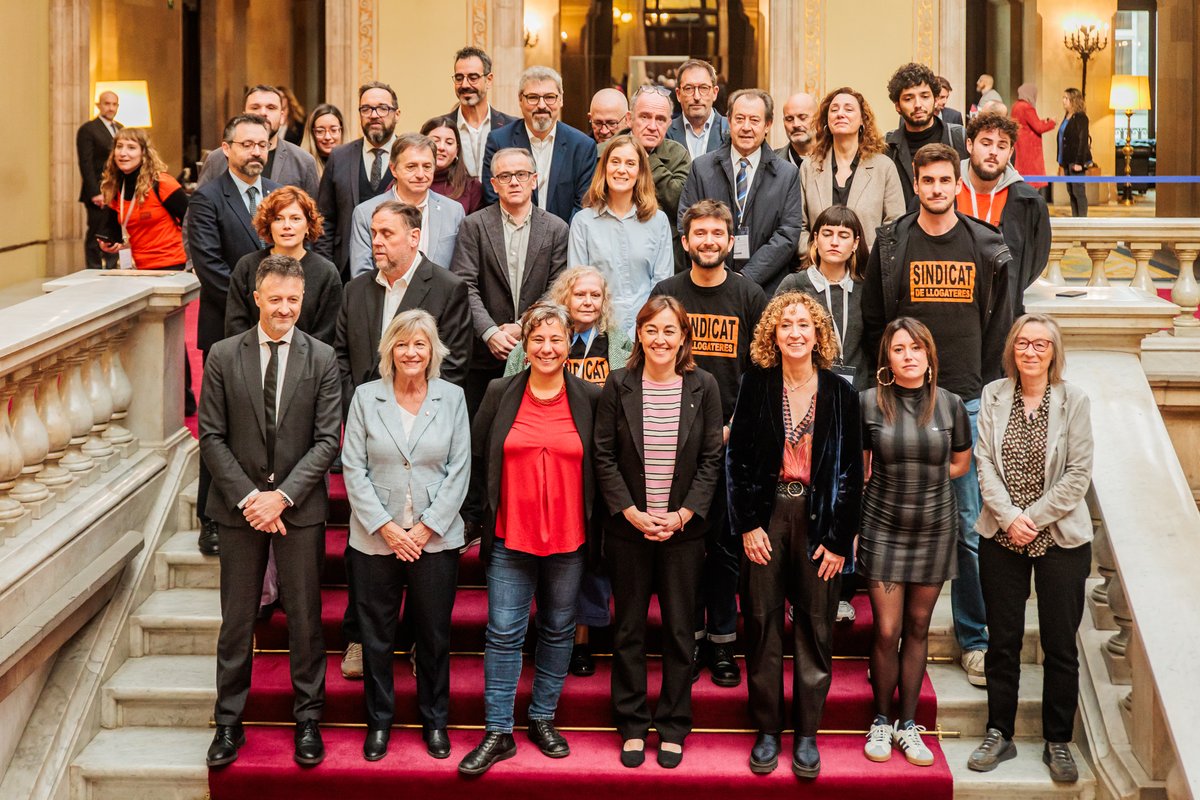 parlamentcat's tweet photo. El Parlament aprova la llei que limita el lloguer de temporada i d’habitacions amb els vots a favor al conjunt de la regulació del PSC-Units, ERC, Comuns i CUP-DT.

La nova llei es fruit d'un projecte de llei presentat pel @govern https://t.co/fVBXni1S1s