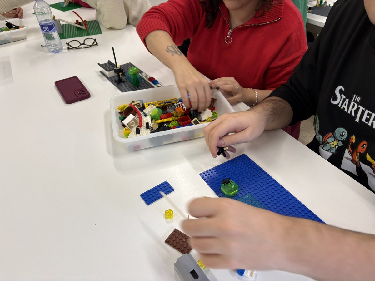 FpCostera's tweet photo. Taller de Canvas con metodología Lego Serius Play con Mar Rubio de Bocabajo https://t.co/UilEIYUEBa