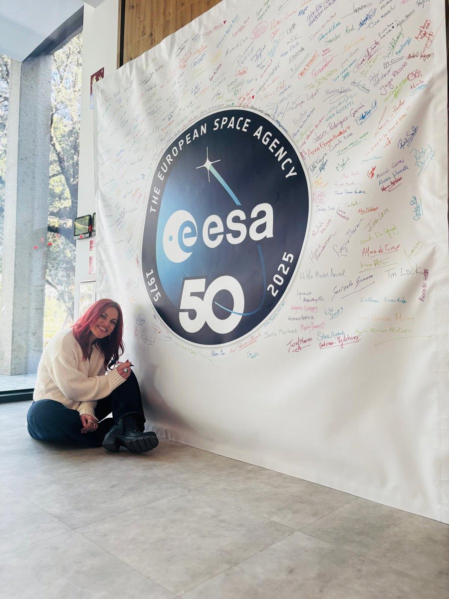 esa_es's tweet photo. Ayer recibimos una visita muy especial en el Centro de Astronomía Espacial de la @esa, #ESAC.
@Astro_SaraG dedicó unos minutos a nuestro panel del 50 aniversario de la @esa, donde dejó su firma junto a la del resto de compañer@s
Un bonito recuerdo de esta visita. ✍️✨ https://t.co/JdoNUSZKtq