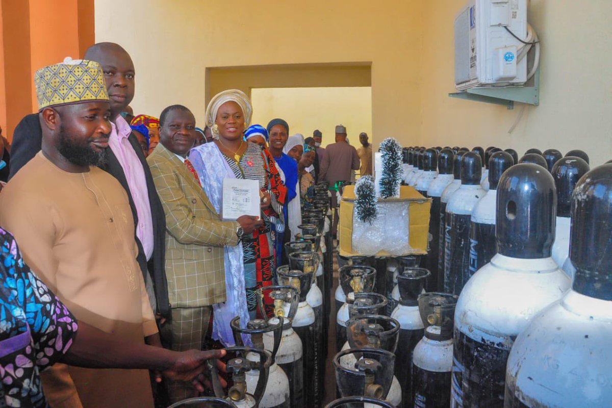 NACANigeria's tweet photo. Handing over of the donated oxygen cylinders and pulse Oximeters from NACA led by the Director General; Dr. Temitope Ilori under the Global Fund supported Grant to Federal University of Health Sciences, Ila Orangun, Osun State.
#naca #endaidswithnaca #aidsfree #HIV #hivprevention https://t.co/leFW3PDFqy