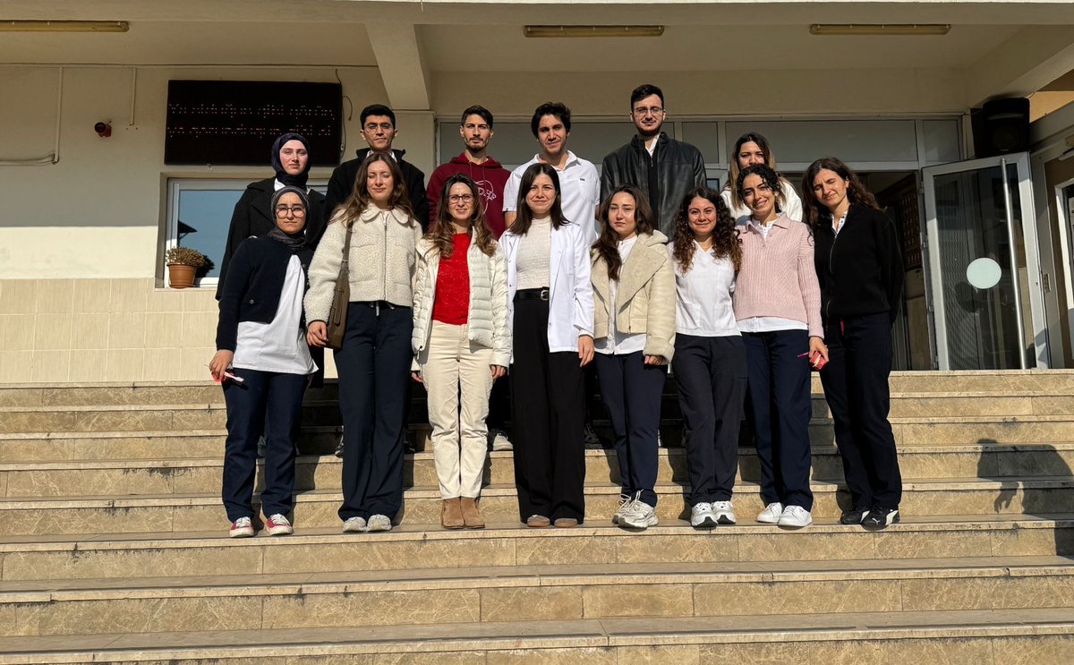 Pedodonti Anabilim Dalı Dr. Öğr. Üyesi Bahar Melis AKYILDIZ ve intörn öğrencileri, Aydın Efeler Adnan Menderes Anadolu İmam Hatip Lisesi öğrencilerine yönelik ağız ve diş sağlığı ile ilgili bilgiler aktarmanın yanısıra model üzerinde uygulamalı diş fırçalama eğitimi verdiler. 🇹🇷