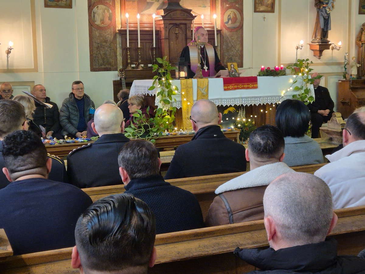 Bei der traditionellen vorweihnachtlichen Wortgottesfeier im Gefängnis von Bozen hat Bischof Ivo Muser heute die Weihnachtsbotschaft als Zusage von Hoffnung, Würde und Neubeginn in den Mittelpunkt gestellt.
facebook.com/BZBXnet