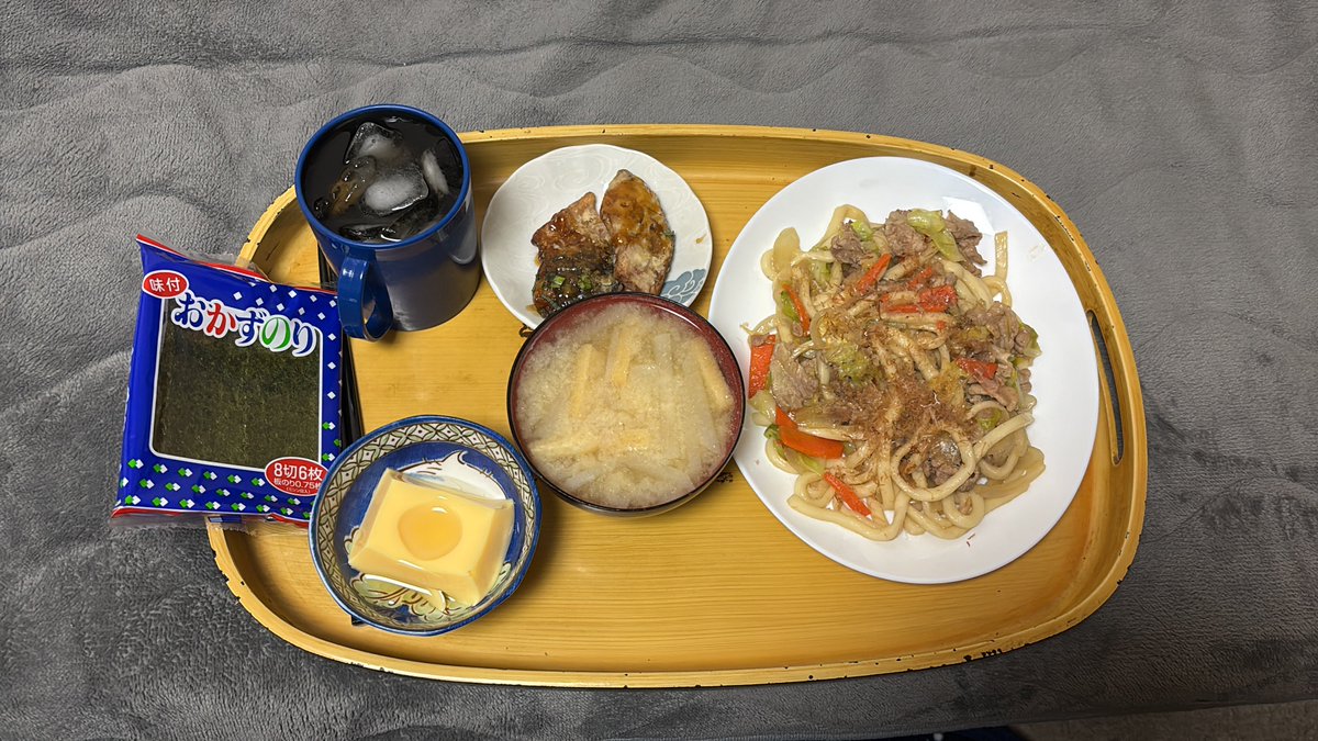 PSO2LOV45's tweet image. 不審者の夕食(´□-□) 焼きうどんに久々チャレンジしてみた系