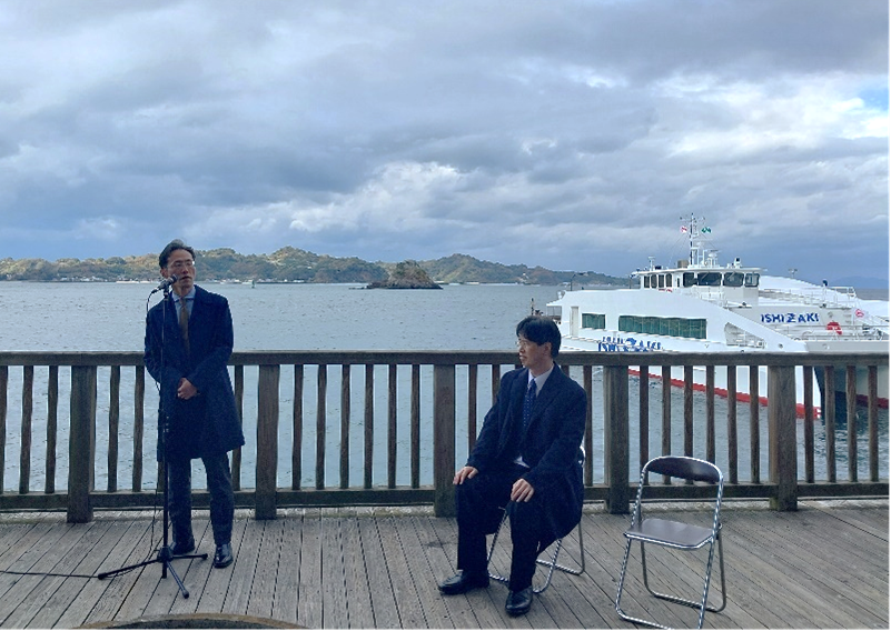 shikoku_unyu's tweet photo. 12月17日、田村四国運輸局長は #松山観光港 で開催された石崎汽船株式会社の新高速船「SeaMAX」のお披露目会に出席しました。
国内初の推進器 #リニアジェット を導入した #高速船 #SeaMAX は、12月19日より 松山観光港～ #呉港・広島港 間を運航します。
#四国運輸局 https://t.co/nHfZSLoKyE