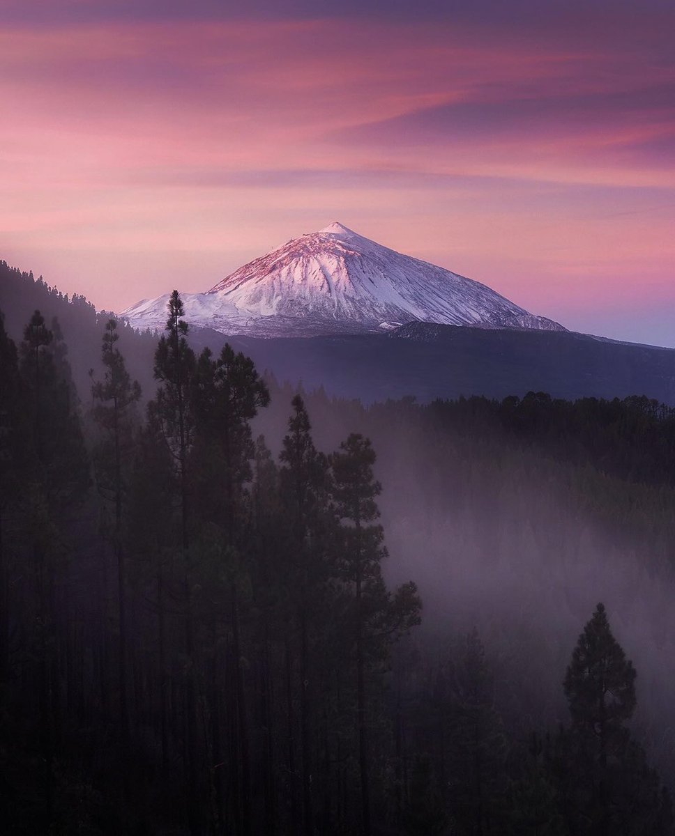 El amanecer de hoy frente al Teide nevado, con la niebla acechando y a la vez con un precioso candilazo. Un momento inolvidable!