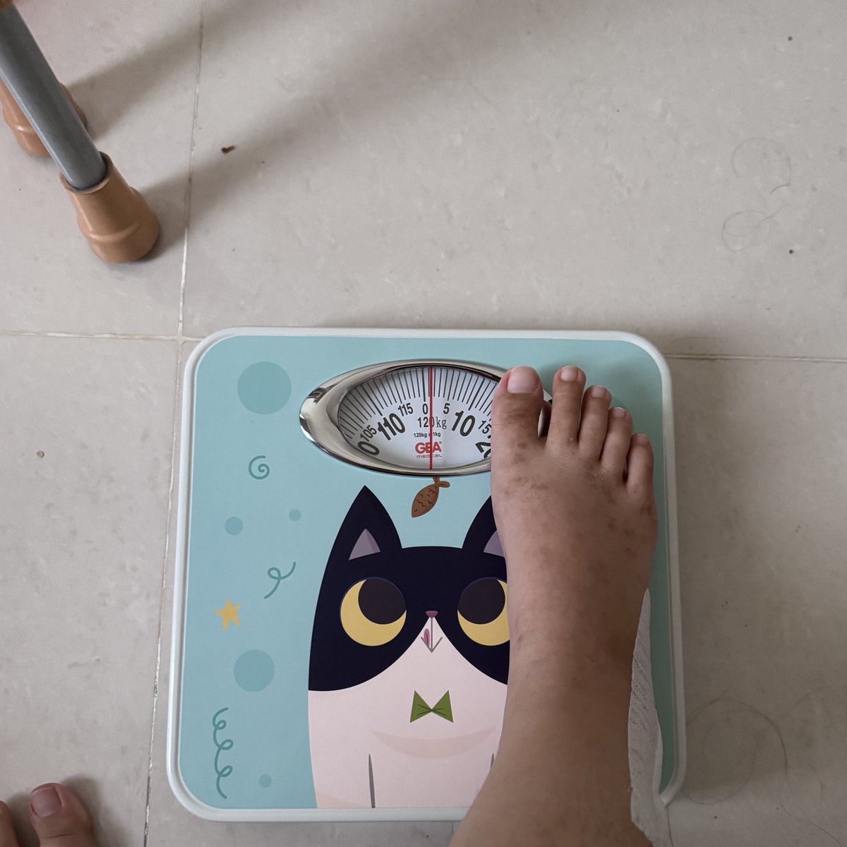 ponponiyy's tweet image. disuruh dokter latihan buat napakin kaki di timbangan analog smpe bisa nginjek 5kg tp ternyata blm bisa… but ya slow progress is still a progress 🫶🏻🫶🏻