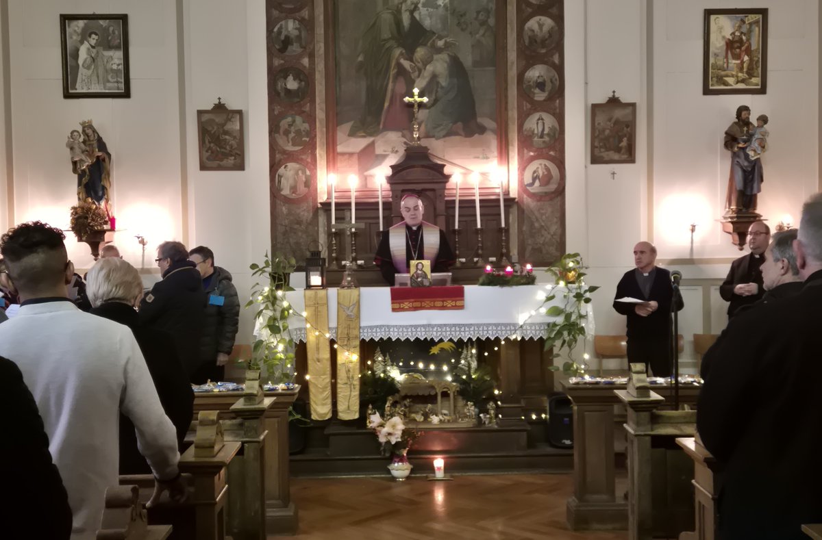 Nel #carcere di Bolzano il vescovo Ivo Muser ha presieduto oggi la liturgia prenatalizia con i detenuti, il personale e i volontari: “Lasciamo che la luce del Natale arrivi ad illuminare le piccole e grandi oscurità di questa struttura."
facebook.com/DiocesiBZBX