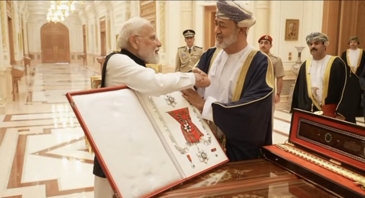 MediaExpose_'s tweet image. Oman has conferred its national honour on PM @narendramodi.
He received The First Class of the Order of Oman, an honour earlier bestowed on global icons such as Queen Elizabeth II, Emperor Akihito, Nelson Mandela and King Abdullah of Jordan.
This marks the 29th international…