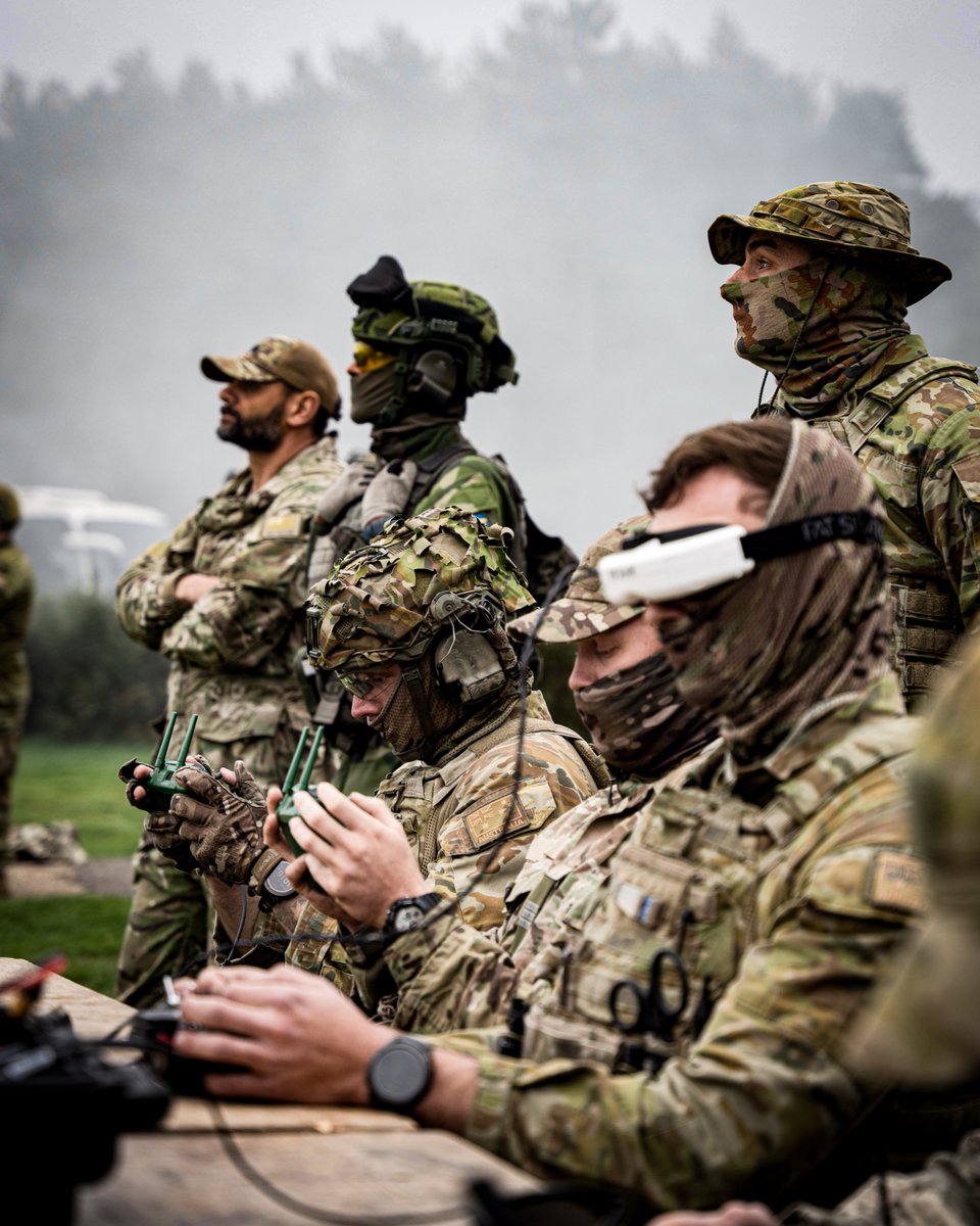 Training mission for 🇺🇦 soldiers evolves to keep pace with drone threats on the battlefield.

At an undisclosed location in the UK 🇬🇧, Ukrainian military personnel worked alongside members of the 🇸🇪 &amp; 🇦🇺 military, sharing their experience in using drones in combat operations