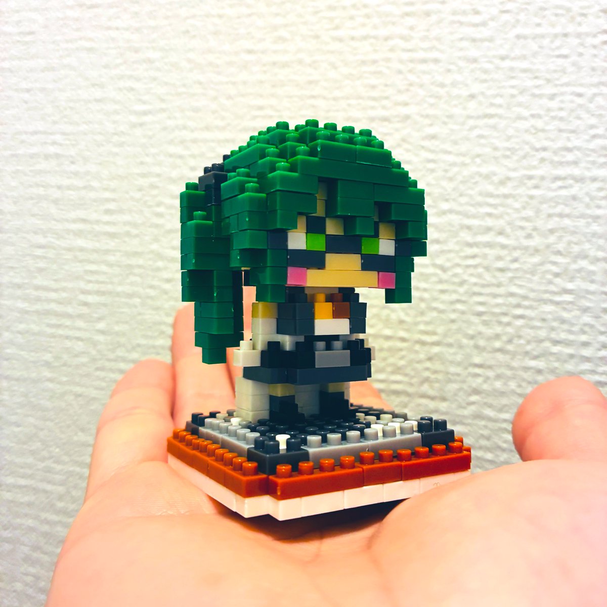 activechains's tweet image. 手のひらに神楽すずがやってきた！
（あんよがよわよわなので余りで補強） #とりとらブロック