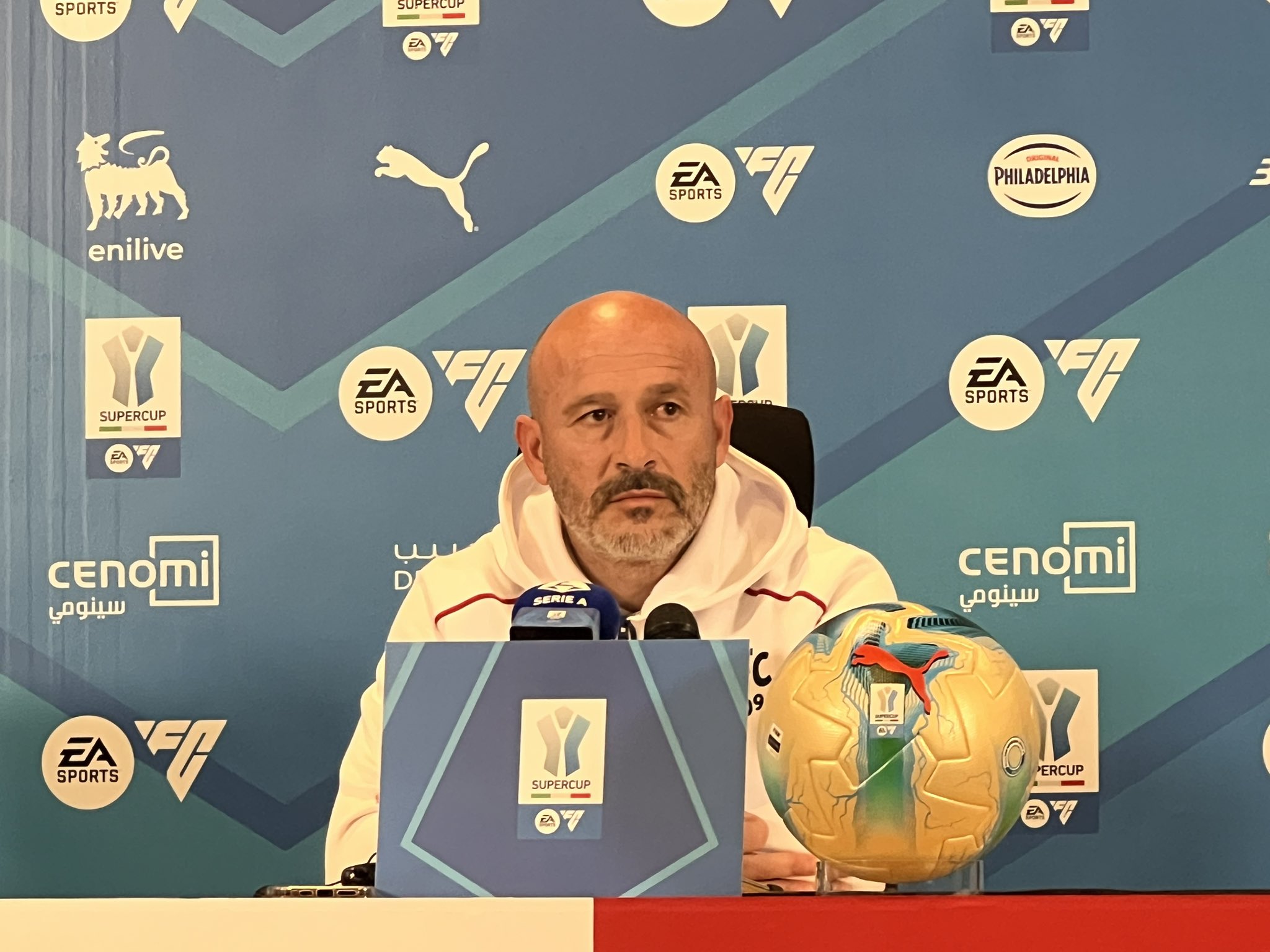 فينشينزو إيتاليانو مدرب فريق بولونيا في المؤتمر الصحافي: -إيموبيلي ليس جاهزاً لبدء المباراة، لكن ربما يشارك حسب مجريات اللقاء. #بولونيا_إنتر_ميلان 