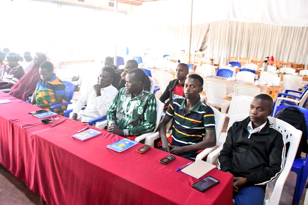 ABPInfos's tweet photo. Le @MinTFPSS_bdi, à travers l'Office #Burundi-ais de l'Emploi & de la Main d'œuvre avec l'appui du @leFIDA via #PRODER, organise à #Kayanza des ateliers d'échanges sur les enjeux de promotions de l'emploi,l'entrepreneuriat & des difficultés d'insertion professionnelles des jeunes https://t.co/9iqFRv42Bi