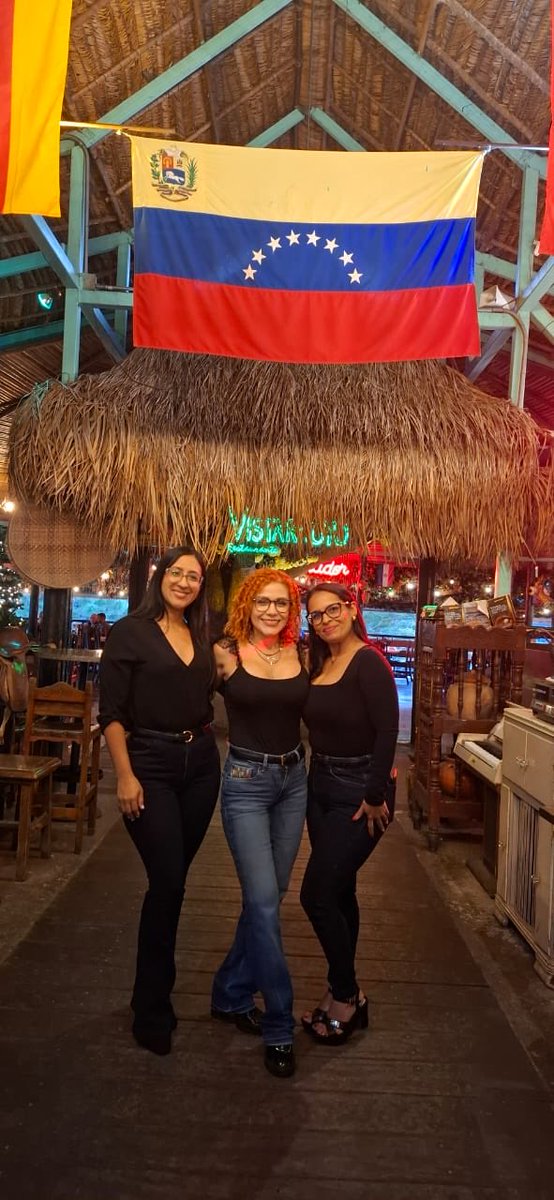 Hace un par de días celebramos nuestra reunión de navidad y tuvimos la oportunidad de compartir una tarde súper especial en la que nos reímos mucho y celebramos la vida, el trabajo en equipo y todo lo que hemos logrado y crecido juntos.🎄✨