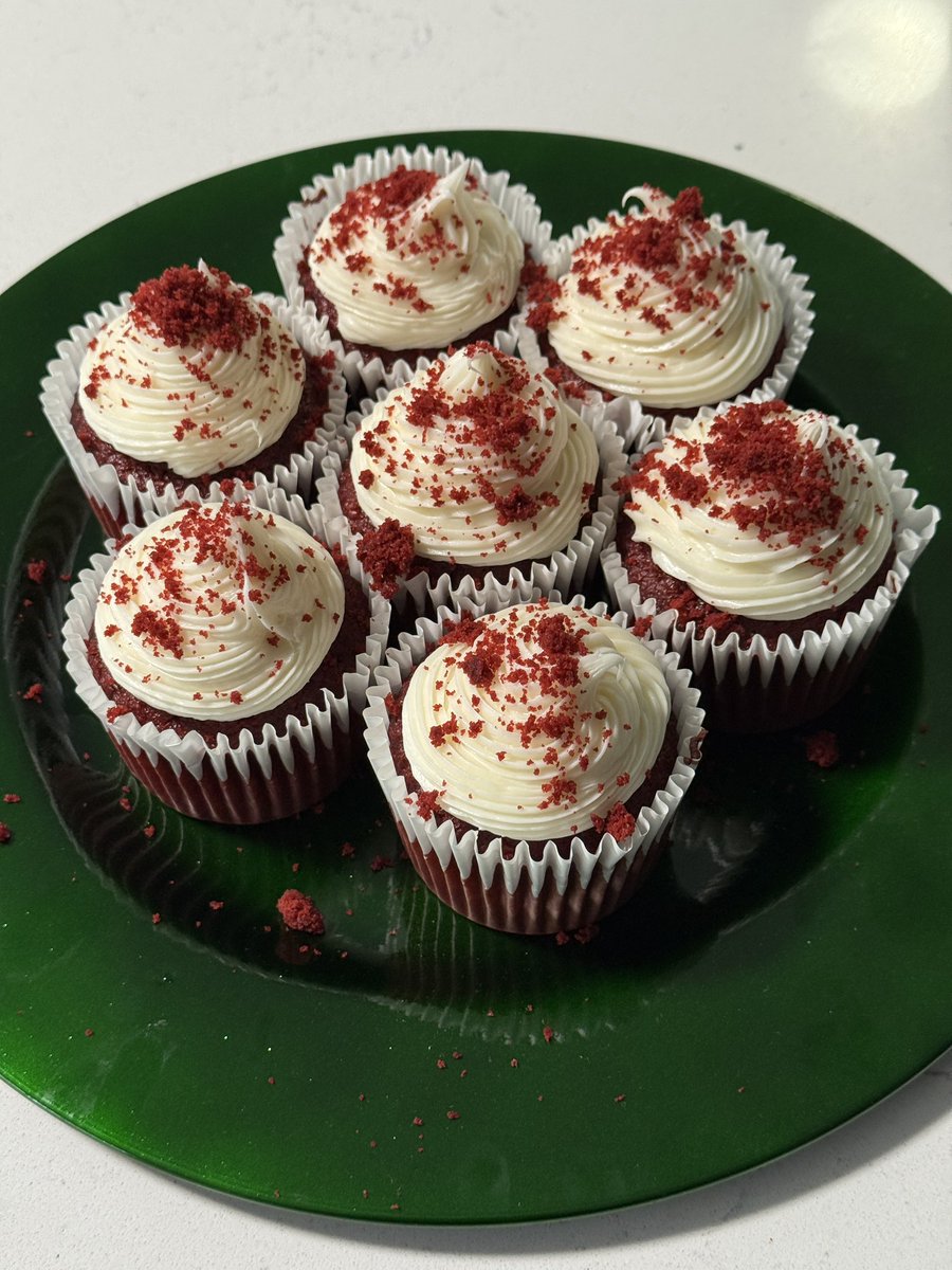 Red velvet ❤️ cupcakes 🧁 anyone ?

Freshly baked and ready to be ate 😜

#cupcakes #redvelvet #Philadelphia