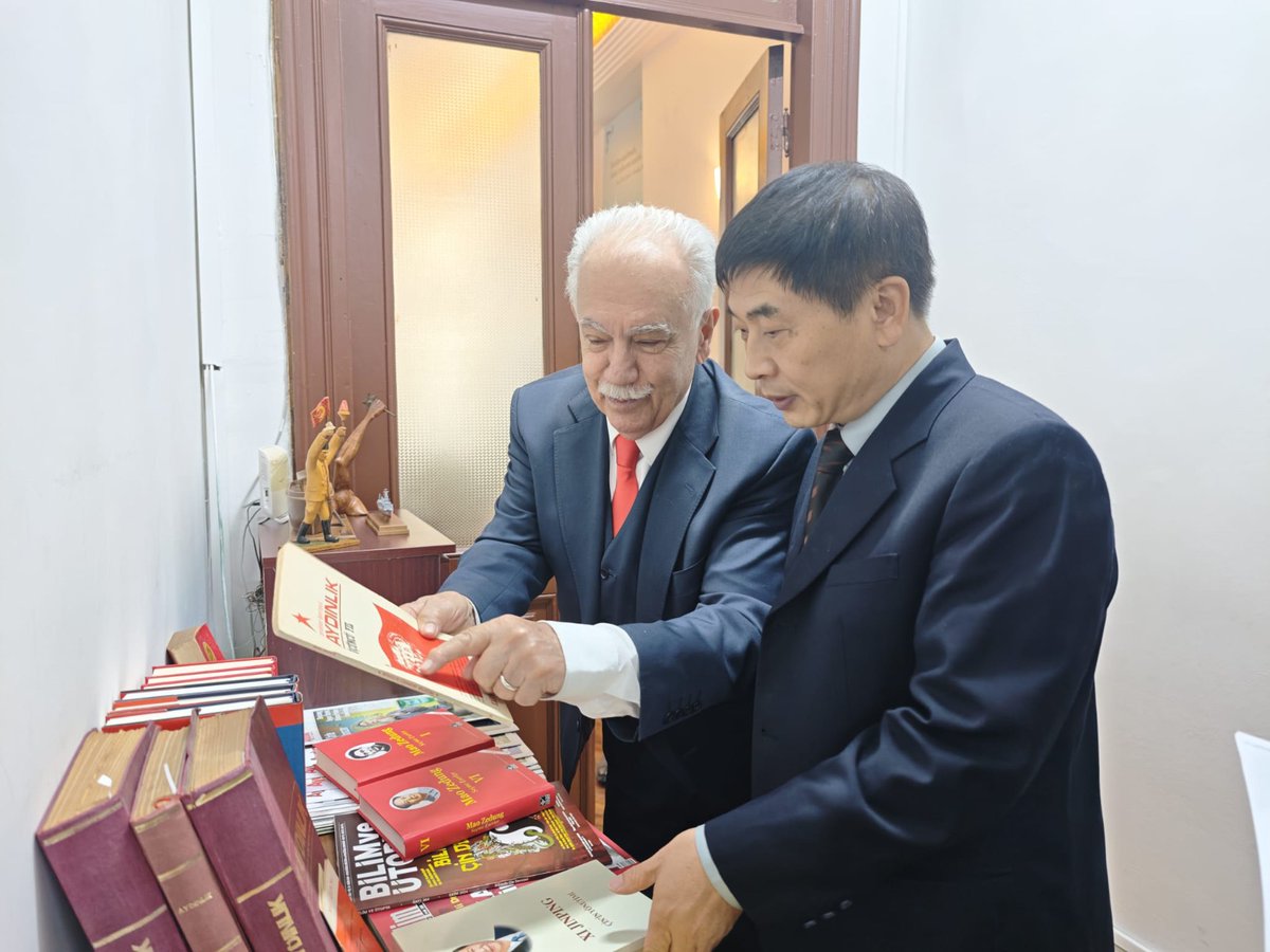 Vatan_Partisi's tweet photo. Çin Komünist Partisi Uluslararası İlişkiler Bakanlığı’na bağlı Contemporary World dergisinin Genel Yayın Yönetmeni Sayın Lv Xuejun başkanlığındaki heyeti Genel Başkanımız Doğu Perinçek'i ziyaret etti, Serdar Üsküplü başkanlığındaki Görev Vakfı Yayın Grubuyla görüşme yaptı.

Nazik ziyaretlerinden dolayı kendilerine teşekkür ediyoruz.