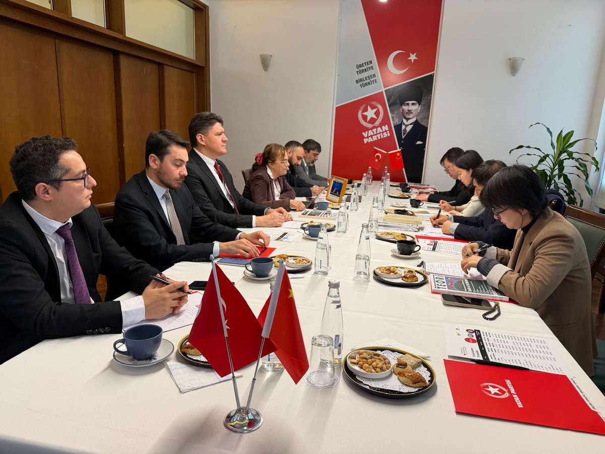 Vatan_Partisi's tweet photo. Çin Komünist Partisi Uluslararası İlişkiler Bakanlığı’na bağlı Contemporary World dergisinin Genel Yayın Yönetmeni Sayın Lv Xuejun başkanlığındaki heyeti Genel Başkanımız Doğu Perinçek'i ziyaret etti, Serdar Üsküplü başkanlığındaki Görev Vakfı Yayın Grubuyla görüşme yaptı.

Nazik ziyaretlerinden dolayı kendilerine teşekkür ediyoruz.