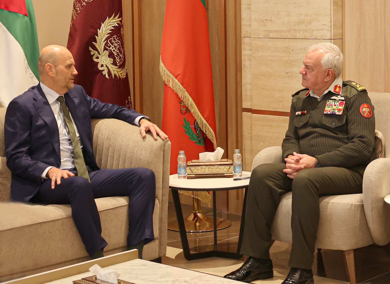 رئيس هيئة الأركان يستقبل رئيس بعثة اللجنة الدولية للصليب الأحمر في الأردن #بترا 