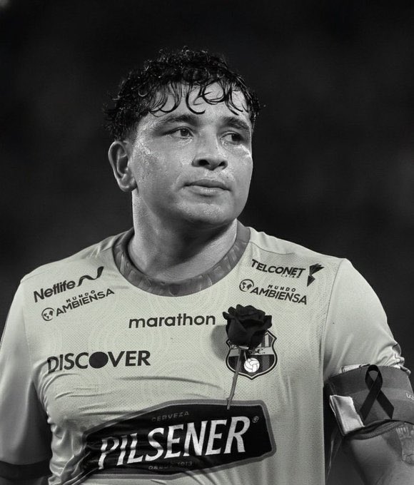 Ecuadorian football is in mourning 🇪🇨🕊️

Mario Pineida, 33, a Barcelona SC player and nine time Ecuador international, has been tragically shot and killed. His wife was also shot, and his mother was injured.

My thoughts are with his family, friends, and the entire Ecuadorian