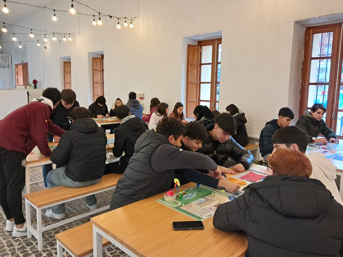 El pasado martes, los alumnos de Inteligencia Artificial participaron en la actividad Hackathon Smart Cities, organizado por la empresa Fiware Space. Aprendieron tecnologías punteras y las aplicaron, en abstracto, en una supuesta localidad digital.