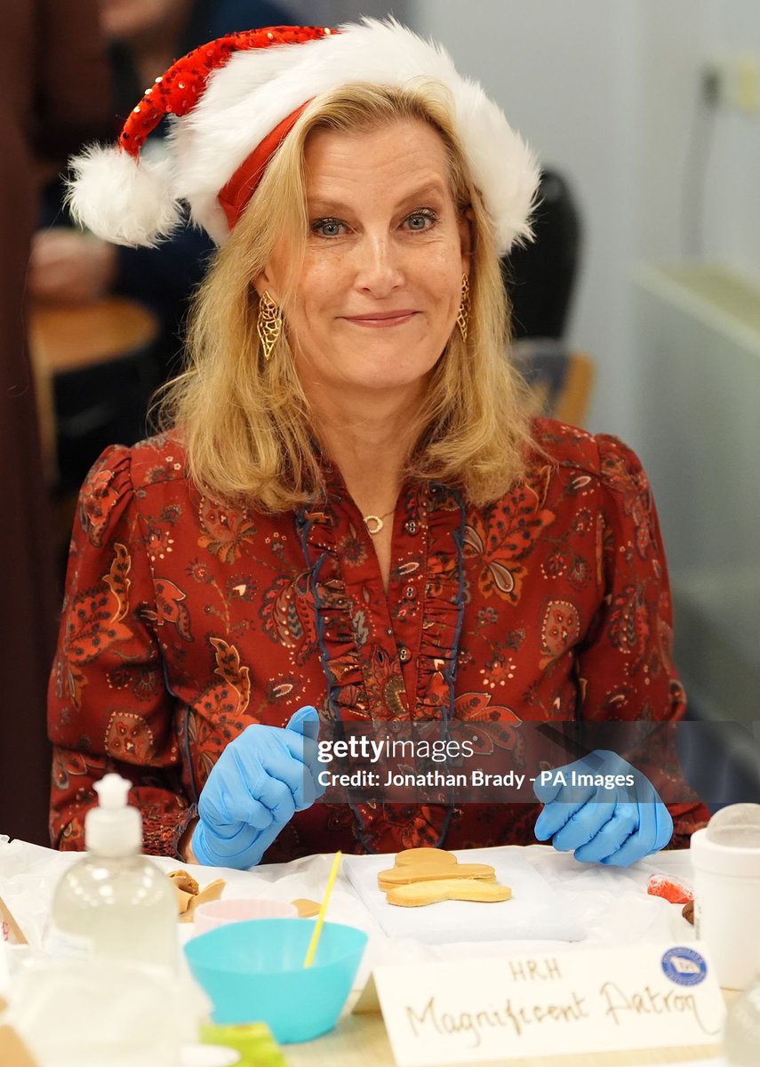 ✨Merry Christmas with a super lovely photo of The Duchess of Edinburgh🎄

HRH is visiting Disability Initiative today and I love that her plaque says “Magnificent Patron”! Just so sweet 🥰❤️

📸Jonathan Brady