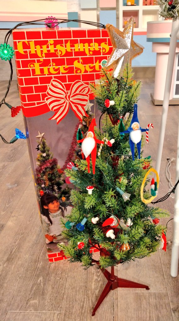 waaaaa_maaaaa__'s tweet photo. メリーノスタルジッククリスマス🧑🎄
たしかに昔のクリスマスツリーこんなだったよなー🎄ウチも同じ感じの箱に入ってて毎年押し入れから出して家族みんなで箱の埃を叩いてツリー出してたなー⋯オレも年取ったなー⋯
#がるがる
#ぐんテレ
#JAMCOVER https://t.co/MZ0xXdKIKG