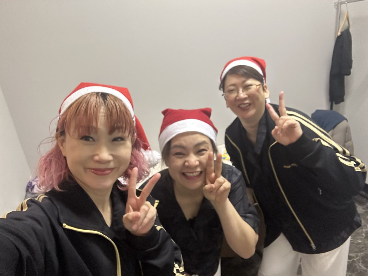 moontapdance's tweet photo. 10年ぶり位の出動？になるママメンバー
「mama-moon」で、神戸のインターナショナルスクールのクリスマス会へ踊りに行って来ました。

クリスマスナンバーは皆が歌い出し、タップレクチャーもステージに上がって踊ってくれて！
無邪気な子ども達！
か、か、可愛い過ぎる😍
すっかり癒されてきました☺️ https://t.co/Ud4weD79Mf