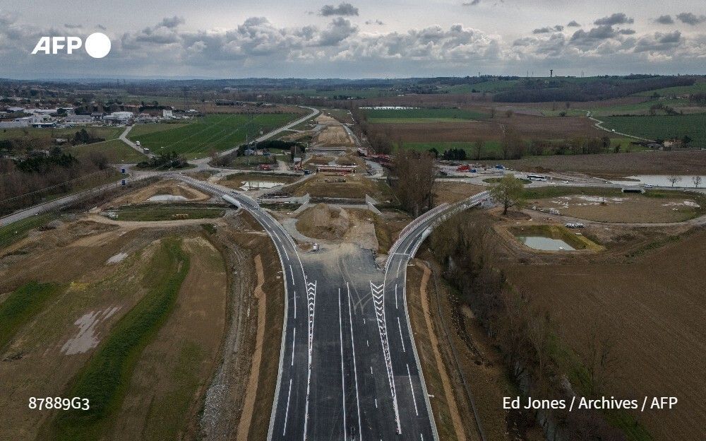 🇫🇷 Le parquet de Toulouse a annoncé requérir une suspension des travaux de l'autoroute A69, dont le chantier entre Castres et Toulouse "s'est étendu sans autorisation" sur "un total de 46 sites", précisant avoir saisi le juge des libertés et de la détention.