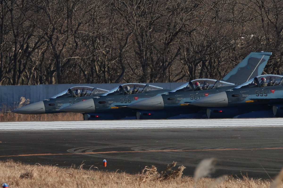 nbule0706's tweet photo. 2025-12-18
午後に今年の百里納めしてきました
F-2　6機とT-4がカッコよかった😄
＃百里基地 https://t.co/pYgIeqE58I