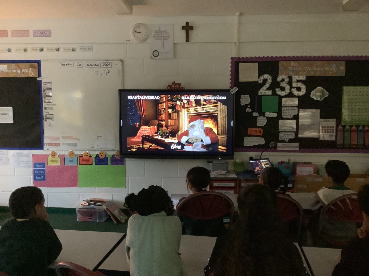 Baxter10Jonny's tweet photo. Listening to Santa reading to us! #santaliveread https://t.co/eYoGfE0Wme
