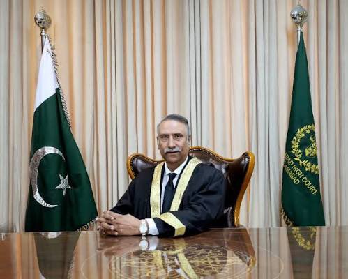 اب اس جیسے بغیرت لوگ بھی ایماندار ججز کو گھر بھیجیں گے