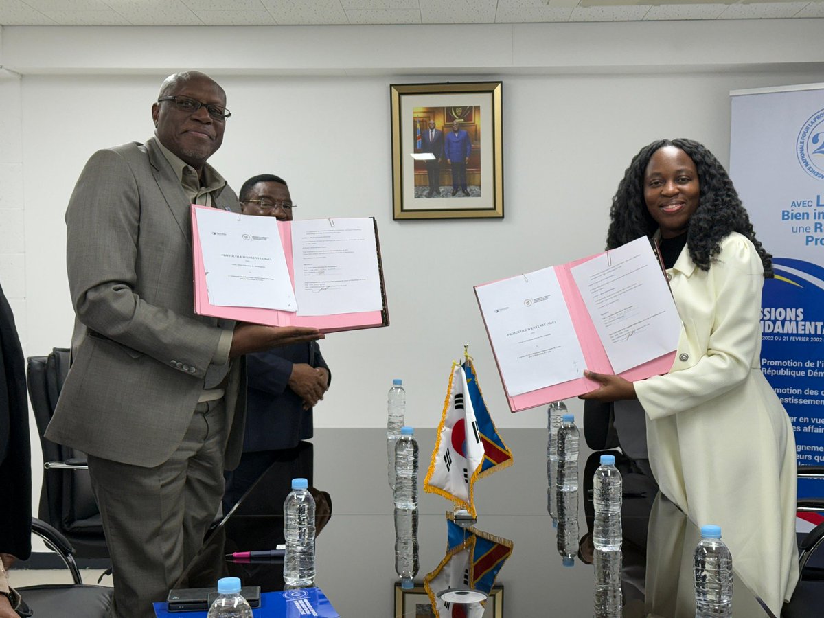 AmbassadorIleka's tweet photo. @Presidence_RDC @RDC_Minafet @DRCinKorea Signing of a MOU with the NGO "Focus Africa". Looking forward to work with Founder/President Sarah Marie #Mweze in areas involving #DRCongo youth with the support of #Congolese #Diaspora and #Korea businesses đđđ CIA https://t.co/QgVhhI7ews