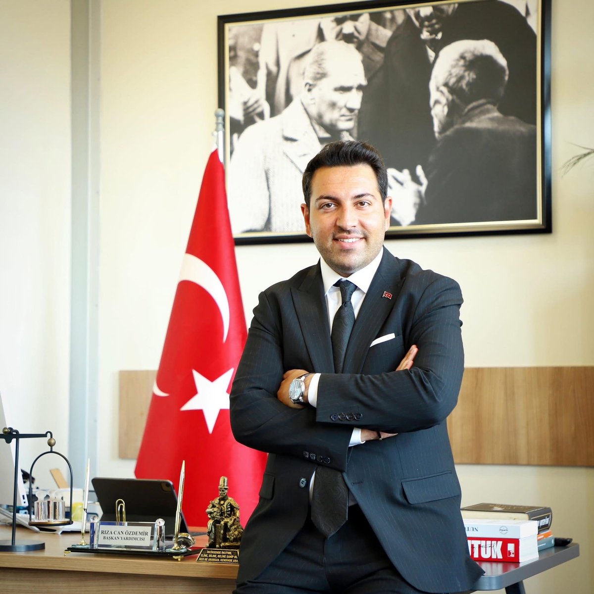 Kamuoyunun Bilgisine

Büyükçekmece ve İBB Meclis Üyesi Rıza Can Özdemir, 31 Mayıs 2025’te gözaltına alındı, 3 Haziran’da da tutuklandı. Bu tutukluluk hali nedeniyle geçici olarak görevden uzaklaştırıldı. 30 Ekim 2025 tarihinde tahliye edilmesine rağmen göreve iade edilmediği gibi