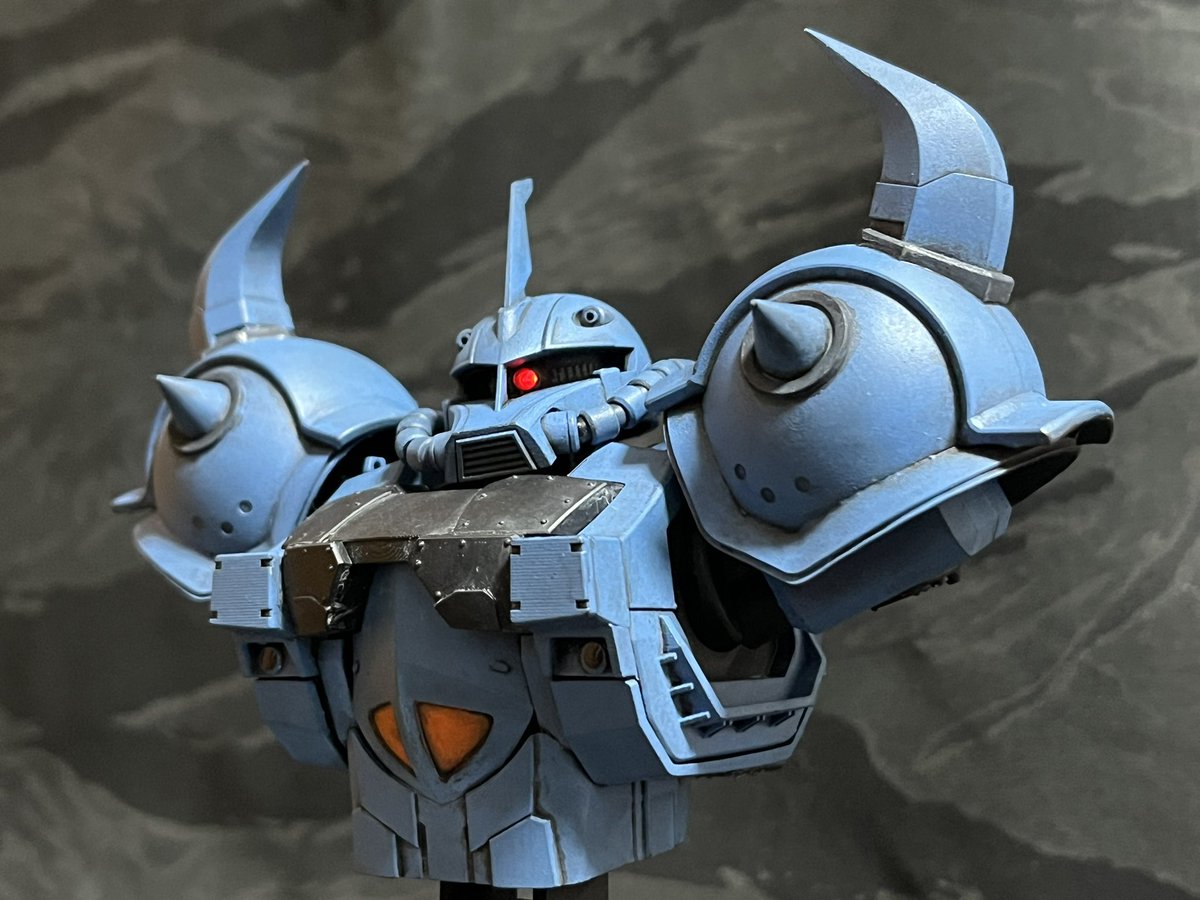 バストアップモデル、グフカスタム完成です。
塗装はアクリルガッシュ。
モノアイは<a href="/BitTradeOne/">ビット・トレード・ワンmade in 相模原</a> さんの磁気スイッチ付LEDを使用。
サーフェス練習で作ってみましたが、楽しめました(ˊᗜˋ)
 #グフ
 #グフカスタム