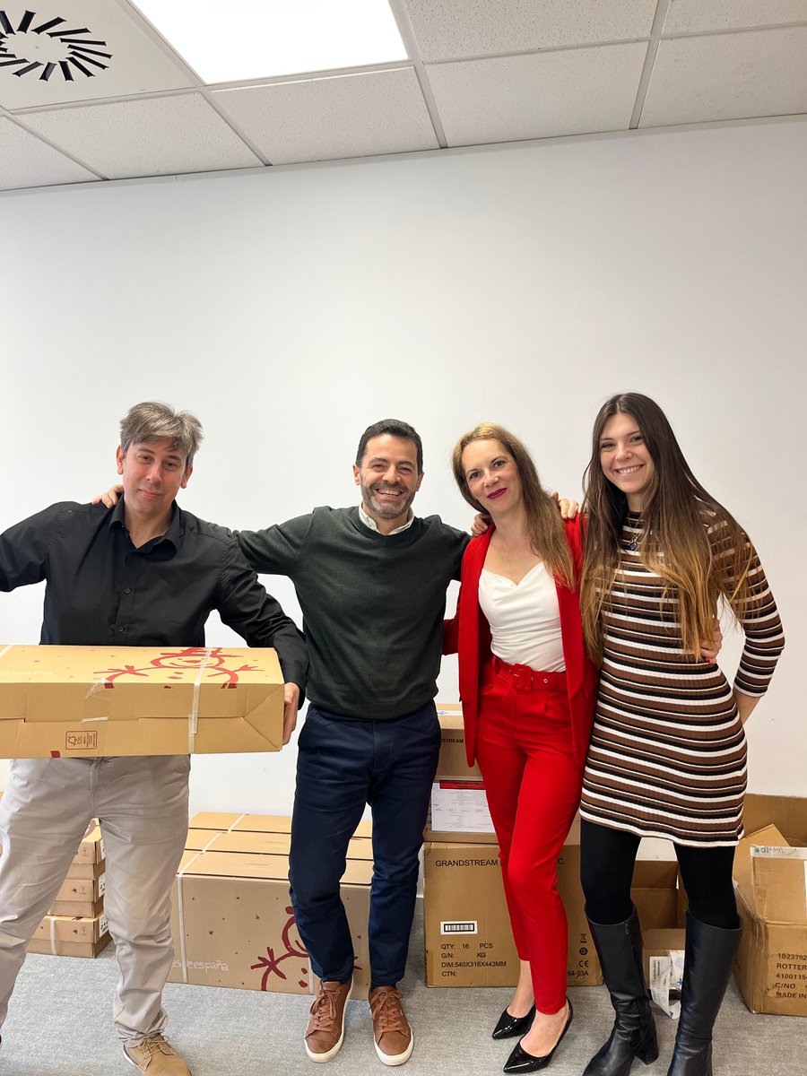 b2com_telecom's tweet photo. En B2com sabemos que los proyectos y los resultados solo son posibles gracias a las personas que hay detrás.

Hoy queremos agradecer el compromiso y la ilusión de nuestro equipo.

Un pequeño detalle para reconocer un gran trabajo 🎁 💫 
¡Gracias equipo y felices fiestas! 🎄✨ https://t.co/HYbTGPBZYV