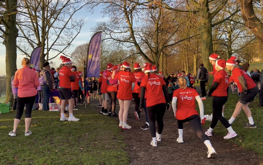TimeaFe's tweet image. The video about @stgemmashospice Santa Dash is up on my youtube channel: youtu.be/Bu528-GB_WI?fe…

Santa’s helpers at this event were volunteers from Roundhay Sixth Form and I’m working on a reel about them. 

Keep an eye out for it later today.

#volunteers #santadash #leeds
