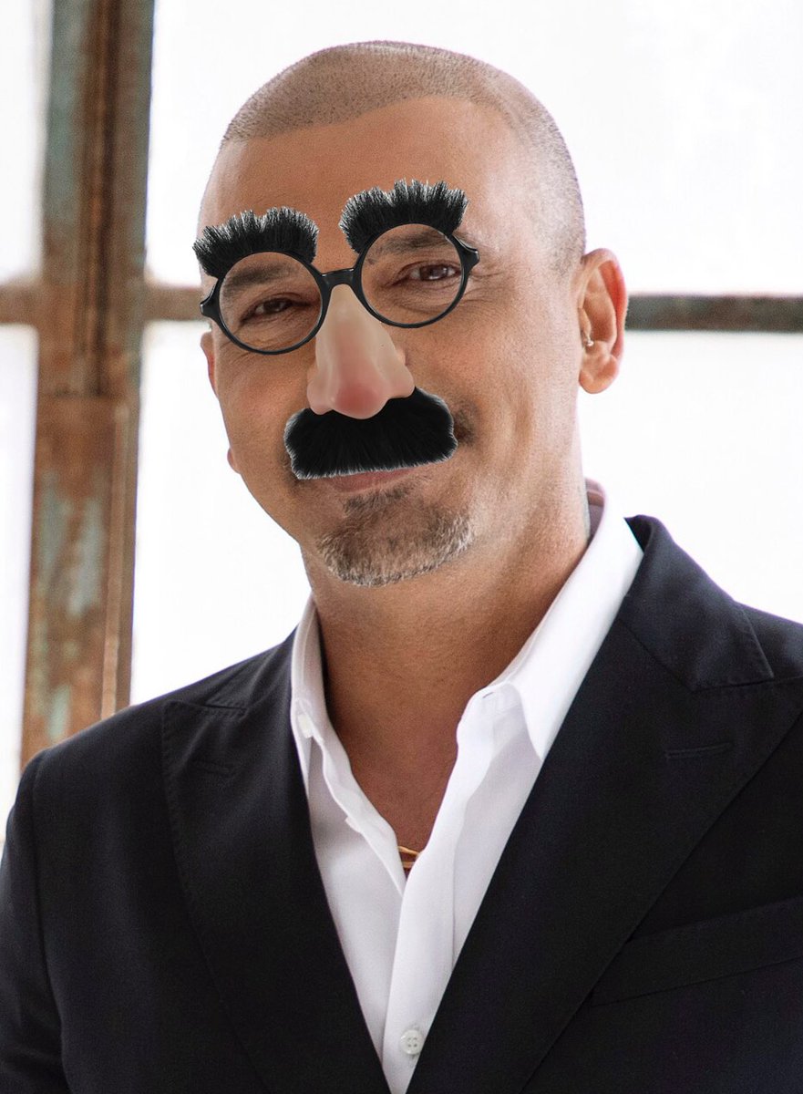 מעניין מי זה יכול להיות זמר המסתורין הזה שהוגשה נגדו תלונה על הטרדה מינית