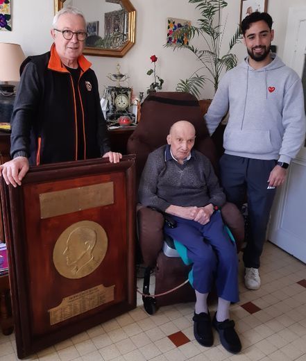 Presque 100 ans de fidélité : Maurice Lacombe, le plus ancien des supporters d’Albi XIII, enfin récompensé 

La Dépêche du Midi 

buff.ly/Hy2p9HS