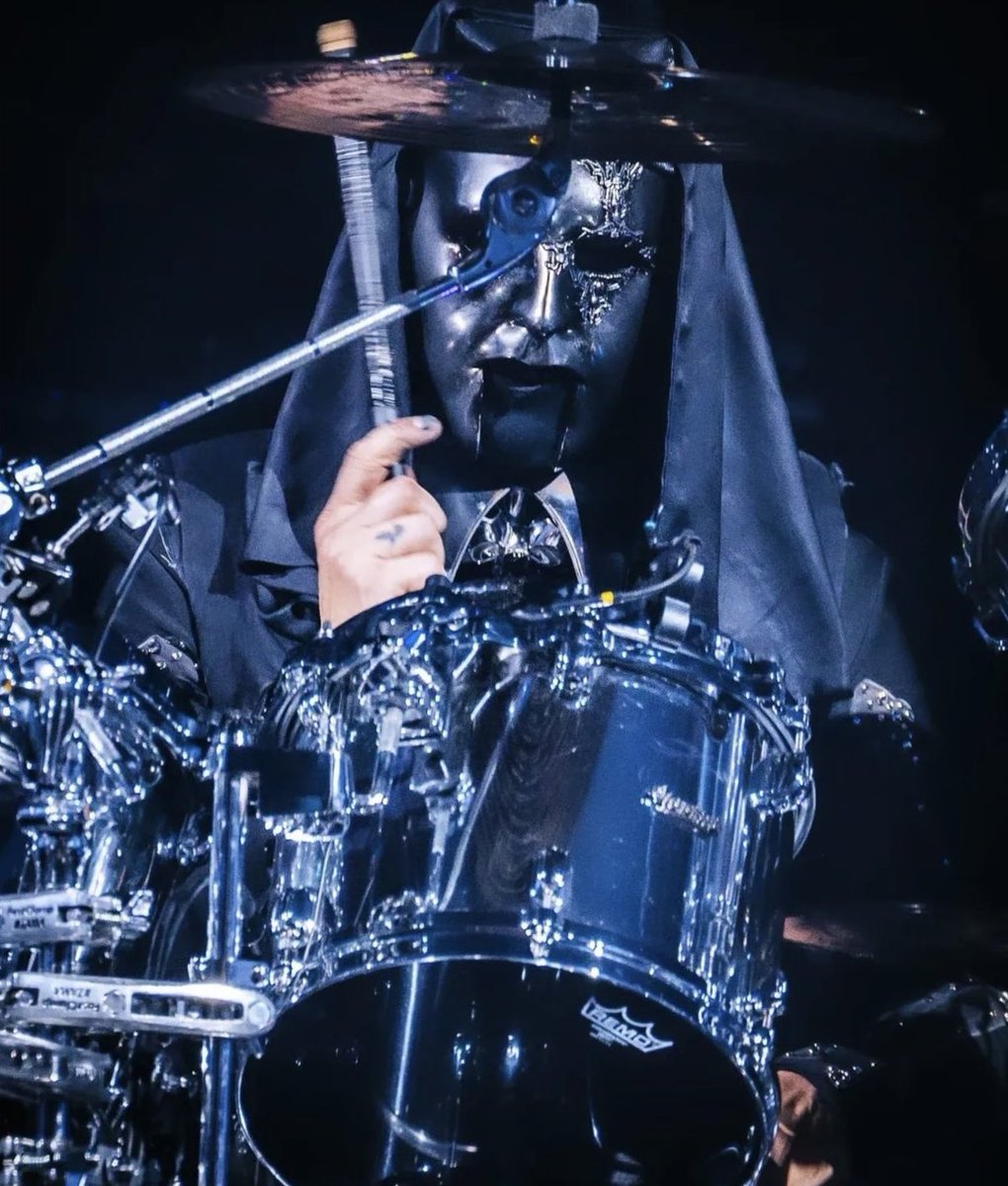 Lyingsulfur's tweet photo. mountain so close you can see his finger tattoo https://t.co/z3asFxQBE1