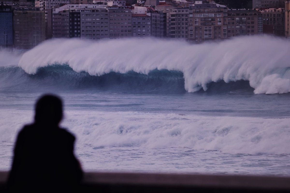 vocescoruna's tweet photo. ¡Impresionante! Olas de 4 y 5 metros en A Coruña. La escena en Riazor y Orzán esta mañana es increíble #VDAC 

📸A. Manso https://t.co/LZ77pX1Yp5