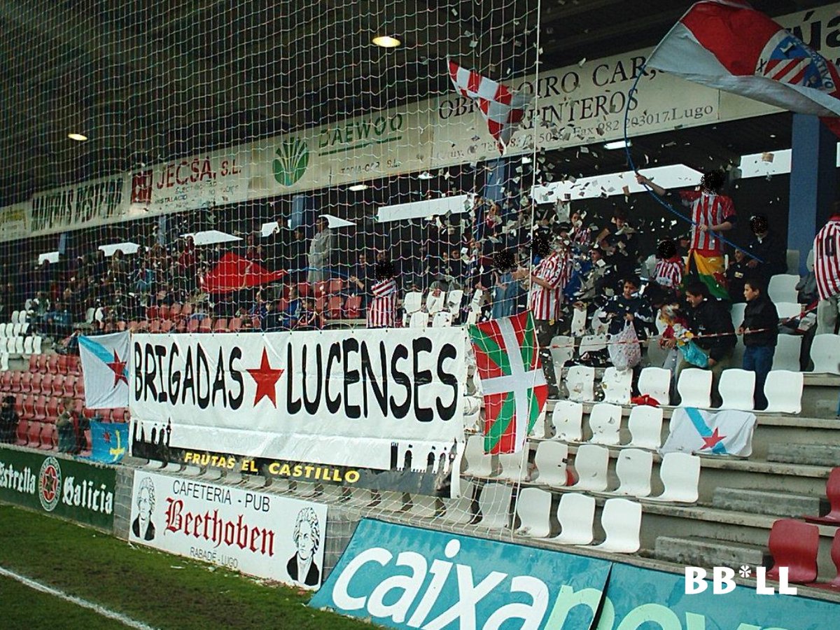 PiratasMinho's tweet photo. Brigadas Lucenses nun partido da 2002/2003. Nesa tempada o Lugo acabou descendendo a 3ª División na derradeira xornada.

#cdlugo #culturaalbivermella #fondonorte #lugo #brigadaslucenses #vellaescola #oldschool #lembranzas https://t.co/f0tcPjrQUq