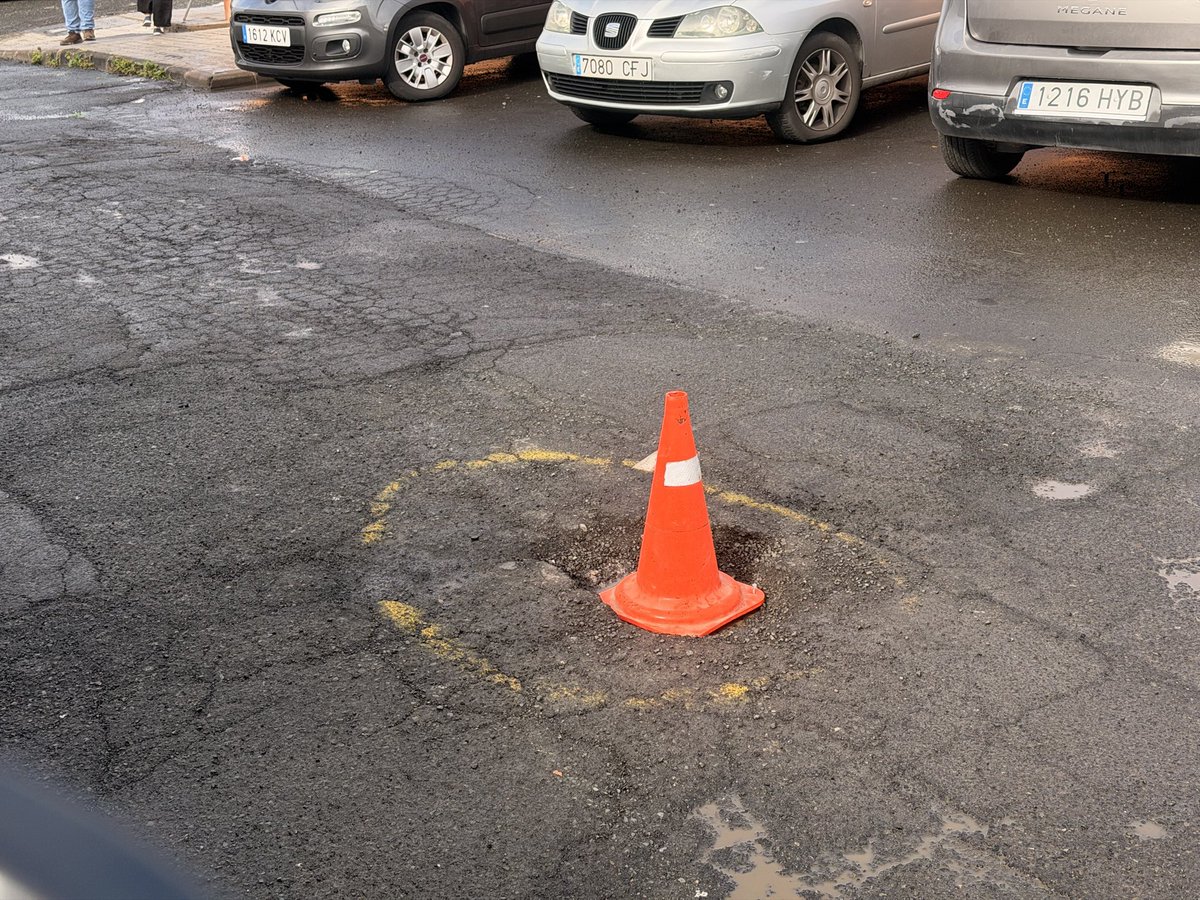 🔴 En la carretera general de <a href="/AlmatricheBajo/">Almatriche_bajo</a> están “bacheando” finalmente, vamos a cruzar los dedos para que pasen por la C/Juan Hidalgo. Les hemos señalizado aún más el lugar a <a href="/carlosdm88/">Carlos Diaz</a> y <a href="/VyOAlumbLPGC/">Vías y Obras y Alumbrado LPGC</a> para evitar accidentes.