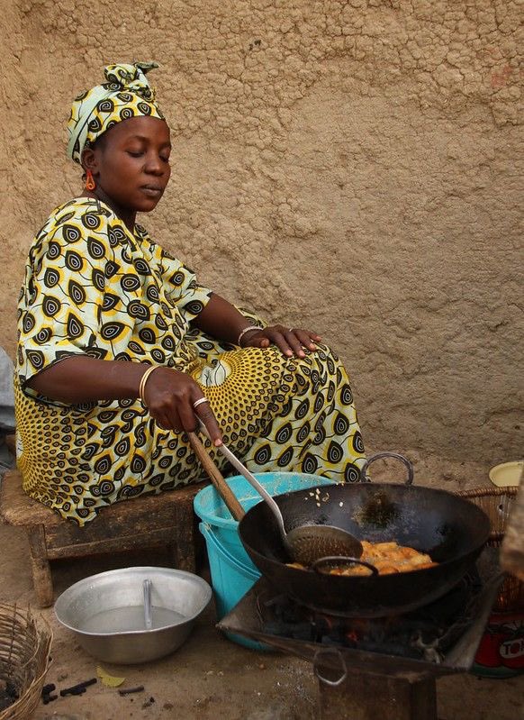 Mama don’t let smoke get over you while preparing a meal for your family and loved ones this festive season just order or refill your gas cylinder from 3kg to 12kgs at an affordable price and we deliver it right at your door step chap chap #FestiveSeason