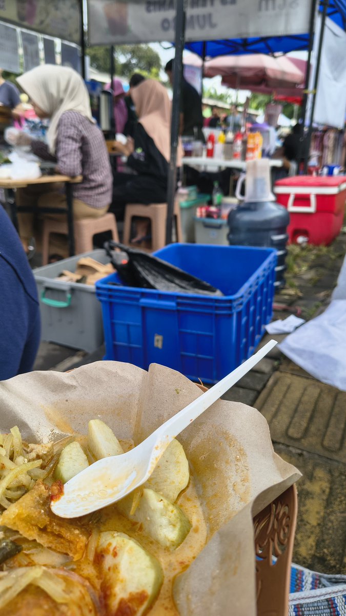 iamhanif35's tweet photo. @poconxg sarapan di cfd haha https://t.co/vIQo3ju14B