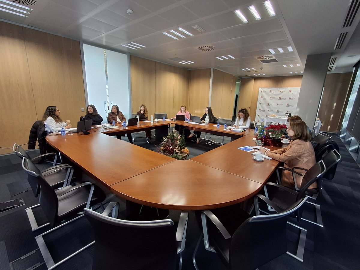 empresasjcyl's tweet photo. 🤝Reunión de #DIGIS3 Centro Europeo de Innovación Digital de #CastillayLeón
Con @TheAirInstitute @DihbuIndustry40 @DIHLEAF @unileon  @_SCAYLE  e #ICECYL impulsamos la #TransformaciónDigital de pymes y administraciones 
Servicio🆓: Formación, pruebas, financiación y ecosistema https://t.co/BxOcn0dl5q