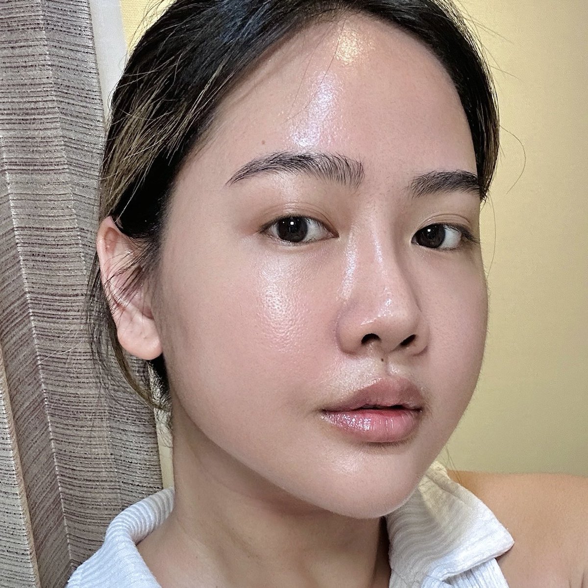 SujarSujarii's tweet image. ผิวมีปัญหาคิดไรไม่ออก จาจะนึกถึงลาโรช Cicaplast B5+ เป็นสิ่งแรก ตอนแรกหมอสกินแนะนำให้ใช้ฮีลลิ่งหลังทำหัตถการ/เลเซอร์/กดสิวทาได้หมด ใช้พอกตรงที่หน้าลอกก็ได้ ช่วงหน้าหนาวก็คือใช้บ่อย เข่า-ศอกแห้งก็ทาได้นะ ล่าสุดใช้กับงานแต่งหน้าด้วยแต้มปิดเกล็ดผิวที่ลอกดีมาก ควรมีติดบ้านไว้เลย