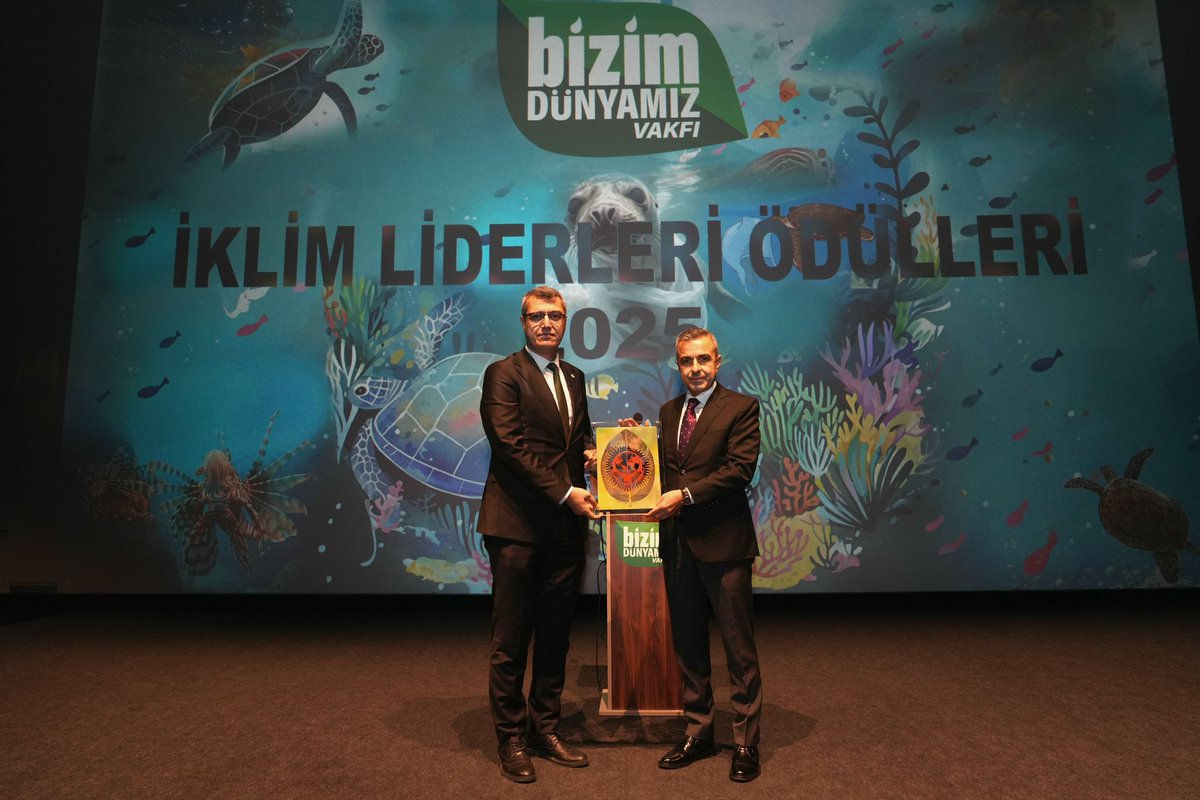 Kaymakamımız Sayın Abdullah Atakan Atasoy, iklim değişikliğiyle mücadele amacıyla kurulmuş olan Bizim Dünyamız Vakfı tarafından ilçemizde bulunan Tarihi Atlas Sineması’nda düzenlenen İklim Liderleri Ödül Töreni’ne katıldı.
Programda; çevre bilincinin artırılması, sürdürülebilir