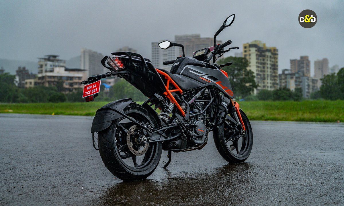 KTM India has launched a new variant of its smallest offering, the 160 Duke. This version adds a 5-inch colour TFT display with Bluetooth connectivity and navigation support. It is priced at Rs 1,78,536 (ex-showroom, Delhi).