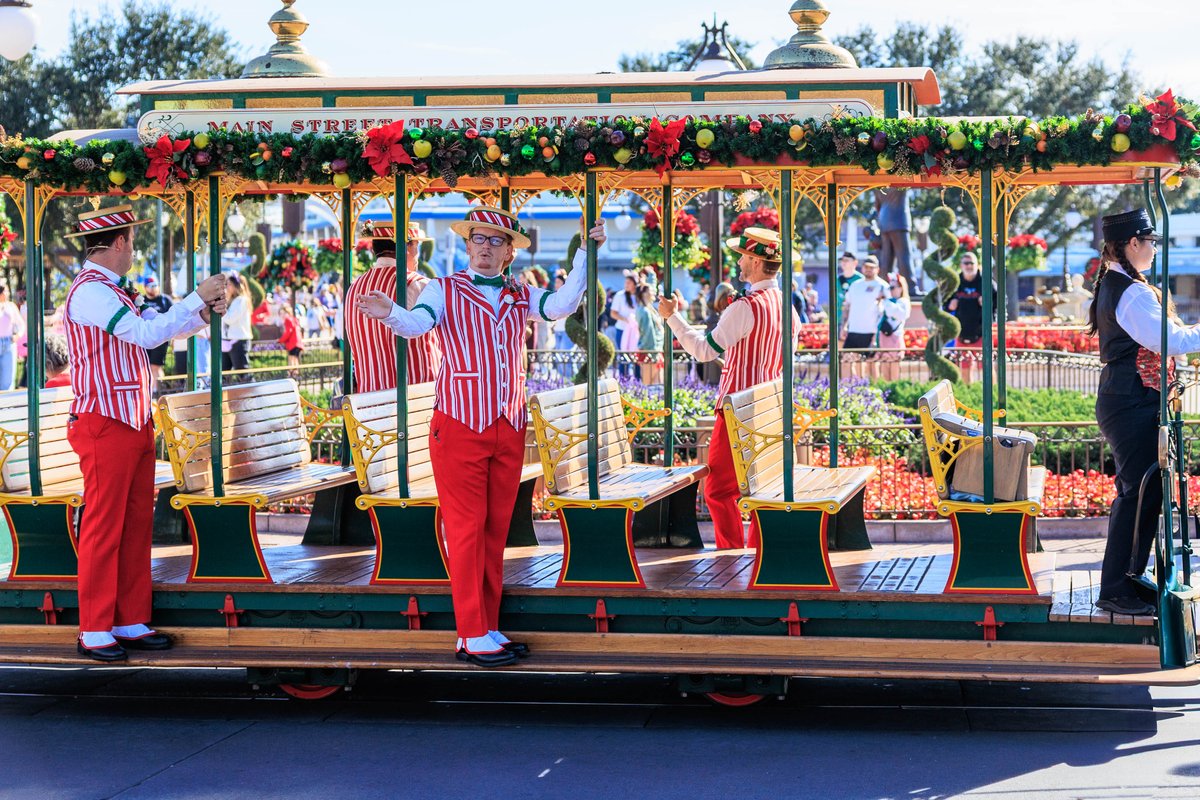 harold1791's tweet photo. Good morning all and Happy Thursday!! Nothing like hearing the Dapper Dans during the holidays in the park! Hope you all have a magical day! #magickingdom #dapperdans #christmas #Disney #WaltDisneyWorld #DisneyWorld #WDW #DisneyParks https://t.co/jsgao1UnMu
